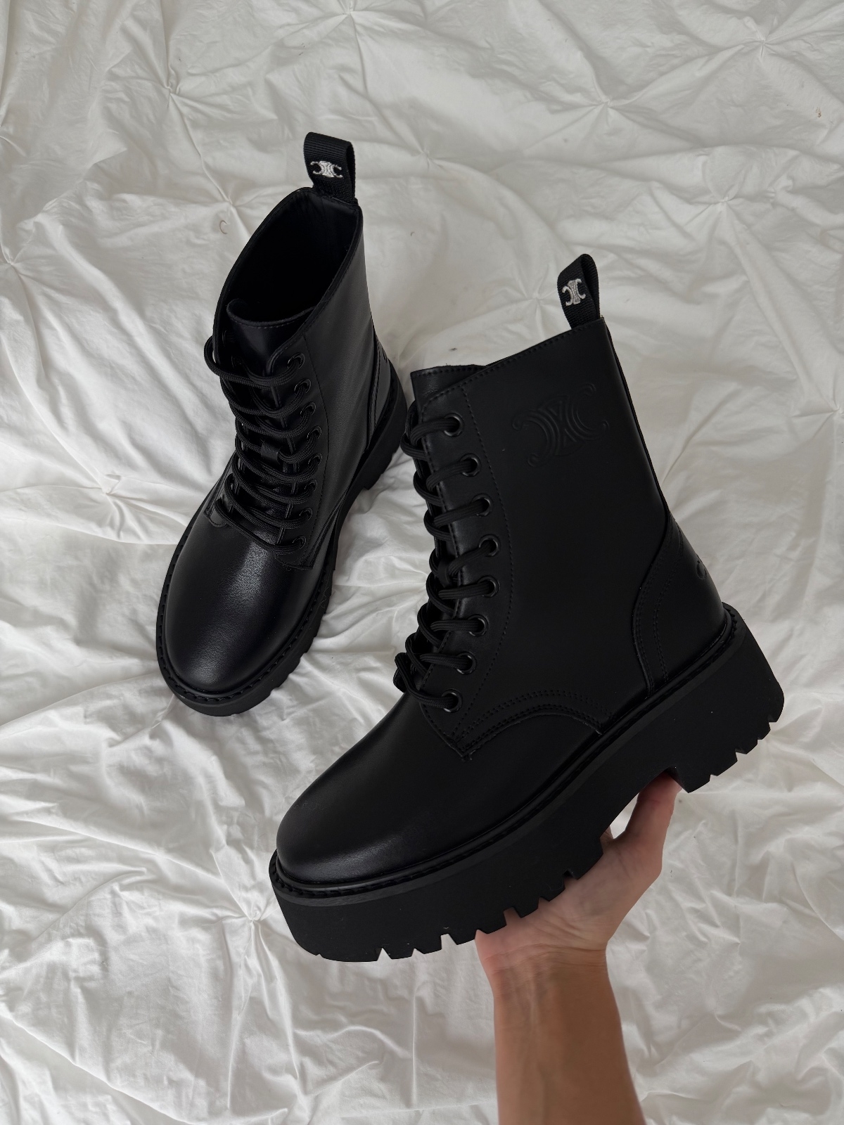 Ботинки черные на массивной подошве