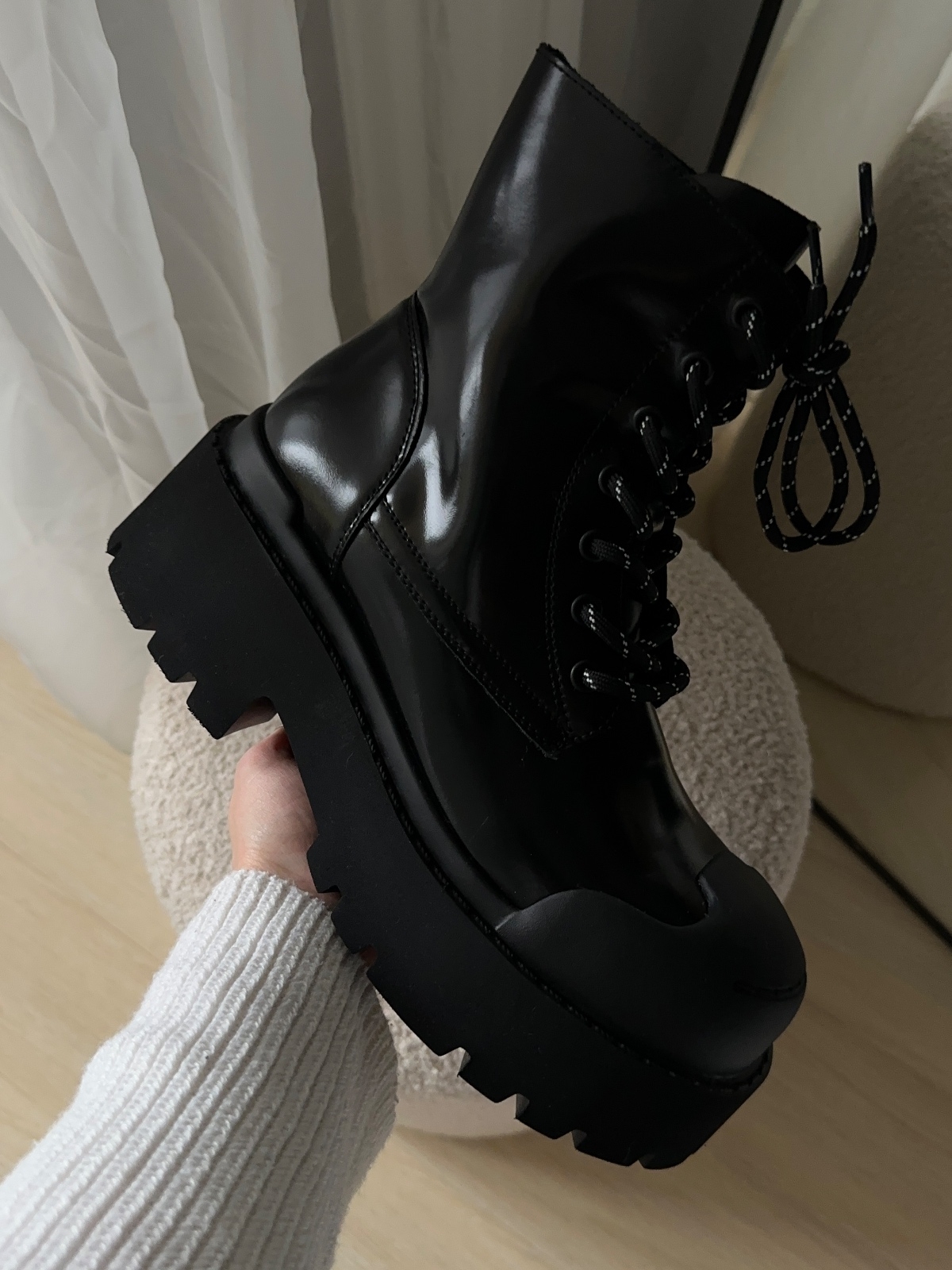 Ботинки черные лакированные на массивной подошве