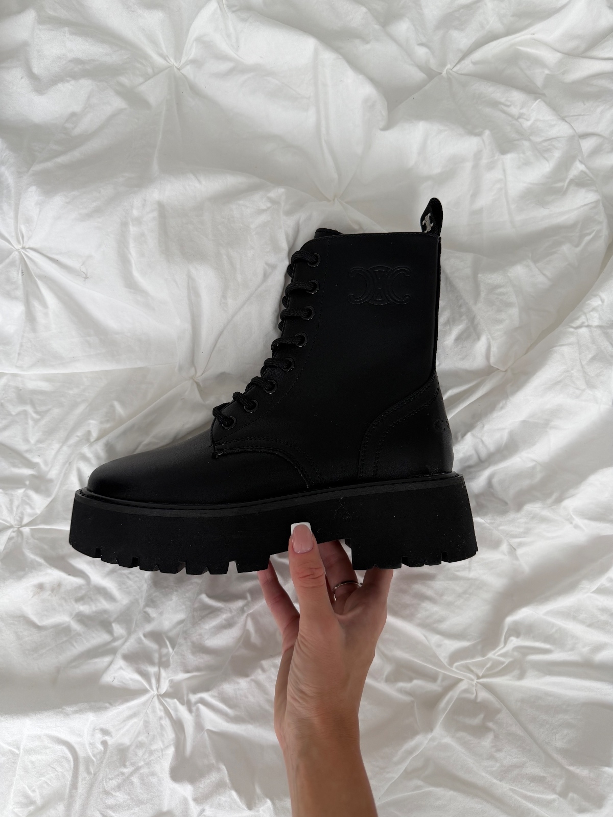 Ботинки черные на массивной подошве