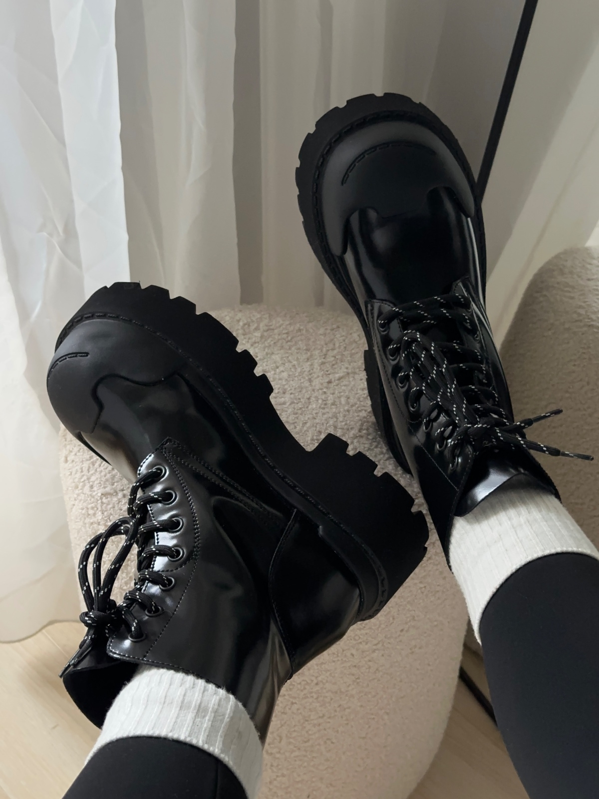 Ботинки черные лакированные на массивной подошве