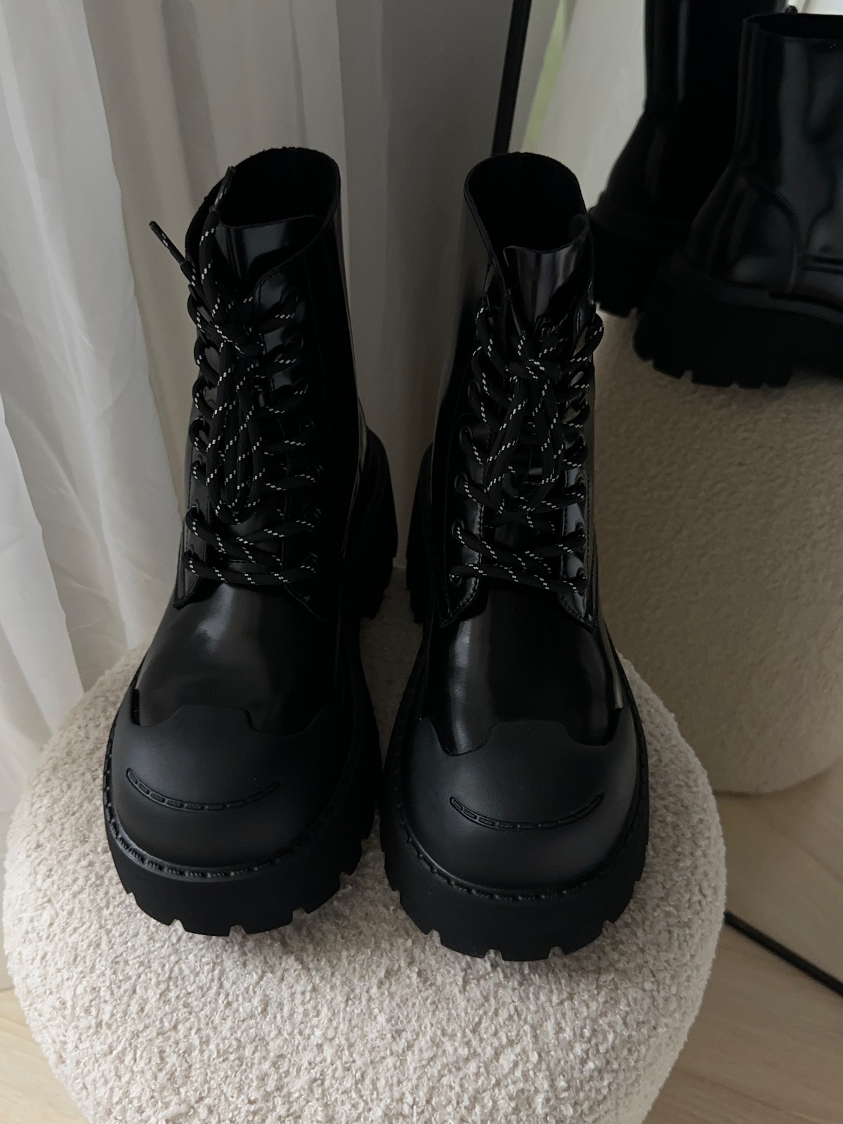 Ботинки черные лакированные на массивной подошве