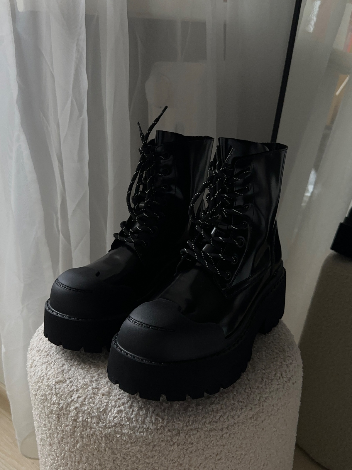 Ботинки черные лакированные на массивной подошве