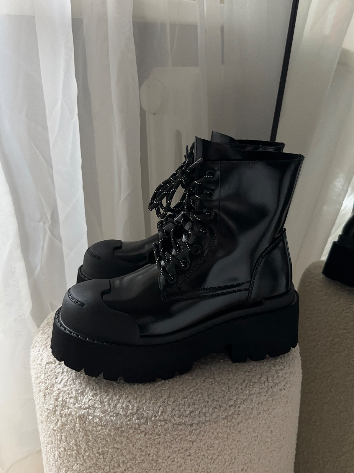 Ботинки черные лакированные на массивной подошве